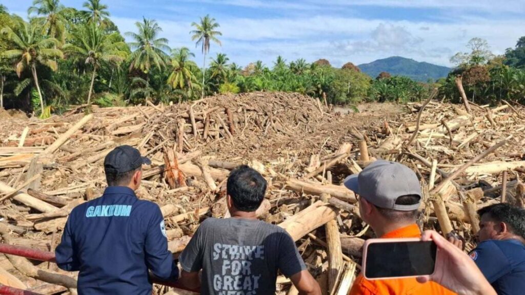 Kayu-Gelondongan-Banjir-Sumatera-1140x641